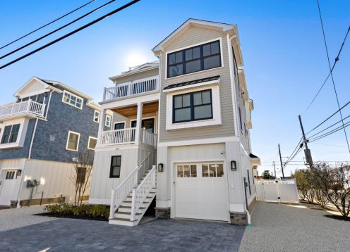 Oceanblock Oasis 5 Bedrooms, with a Pool, Just 4 Houses To The Beach