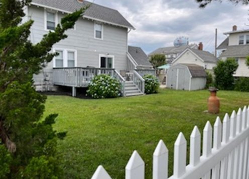 OCEANSIDE! BIG YARD! Near Restaurants! Walk to everything!