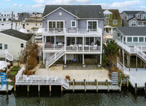 Lagoonfront escape with 55 feet of Bulkhead, Hot tub & Elevator