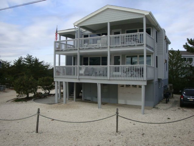 OCEAN VIEWS , STEPS FROM BEACH