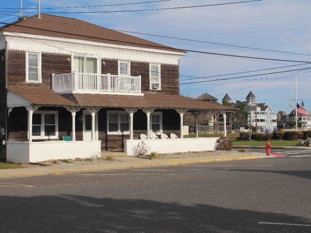 2nd floor 2BR apartment across from Veterans Park. Walk to everything.