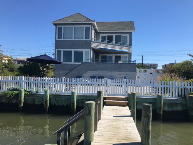 Spacious bayfront home with gorgeous sunsets, quiet neighbors