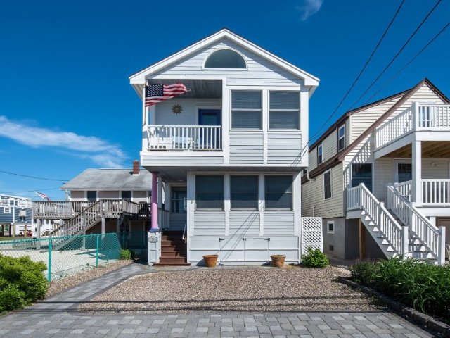 NEAR BEACH!! ENTIRE HOUSE**ROOF DECK**PATIO**5 BEACH BADGES**PARKING!!
