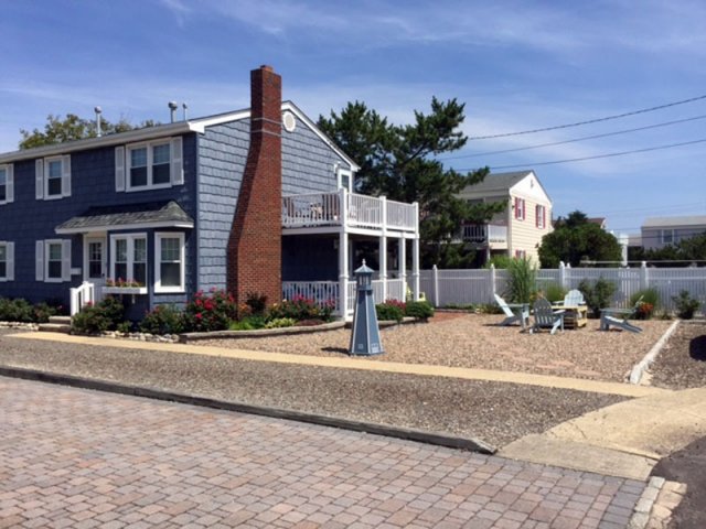 Beautifully Remodeled 3 Bedroom Duplex - Half Block From The Beach