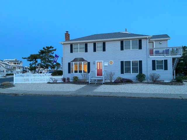 4BR 3BA.Renovated, spacious and sunsets!
