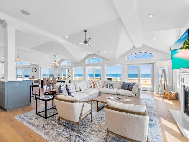 3 Story Oceanfront Oasis - Must see views!
