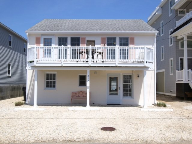 Spacious Oceanside Beach Haven  Walk to Bay Village and Fantasy Island
