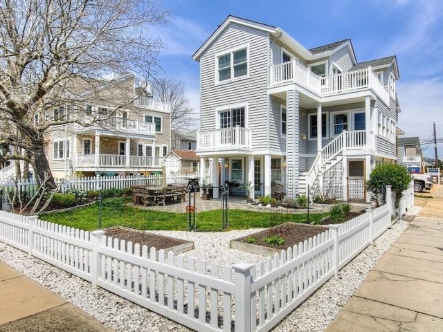 Just Beachy-Updated, Oceanside Home, 3 min walk to the beach.