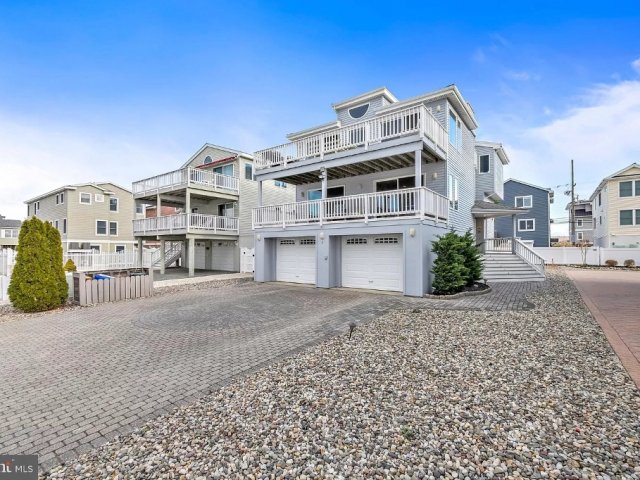 *2026 SEASON BOOKING* Oceanside 4 BDM Steps From Beach