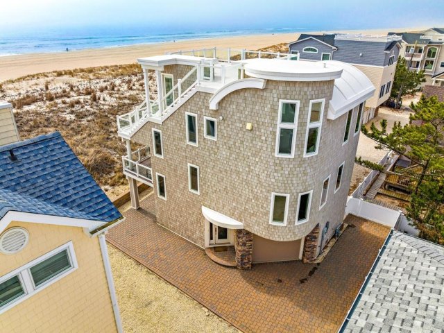 “Sand Castle” Surf City Oceanfront- 3-BR, 2.5-Bath, Sleeps 8. PETS OK!