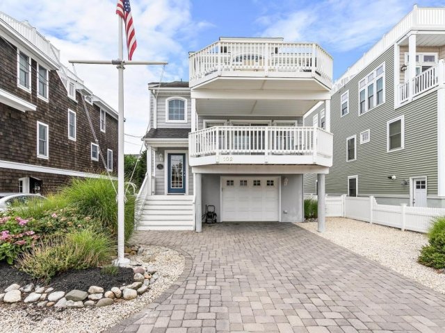 Beautiful Oceanside 4 BR, 4 BA w Ocean Views! 5 Decks!