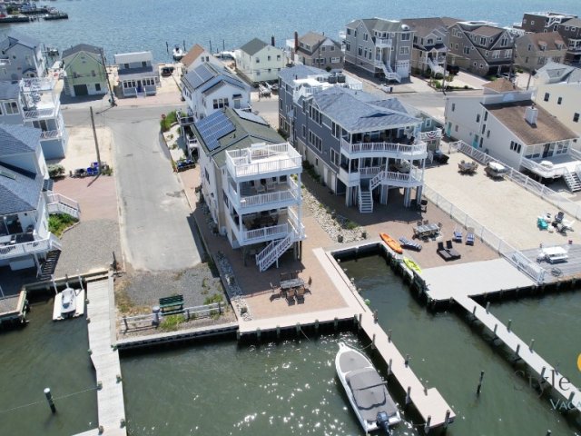 BAY FRONT LIVING*PRIVATE DOCK*QUIET COURT*