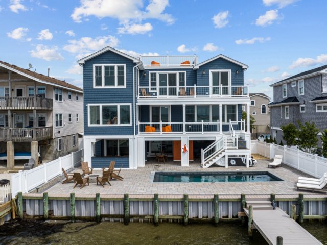 Beautiful 6 Bed6.5 Bath Bayfront Home with Heated Saltwater Pool