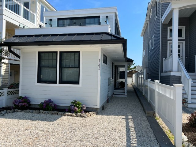 Steps to the beach - 3BR1.5 Bath