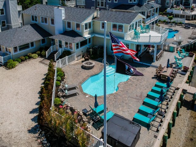 WATERFRONT Luxury Retreat, Pool, Hot Tub, Dock w Slip, 8 Bdrm 6 Baths
