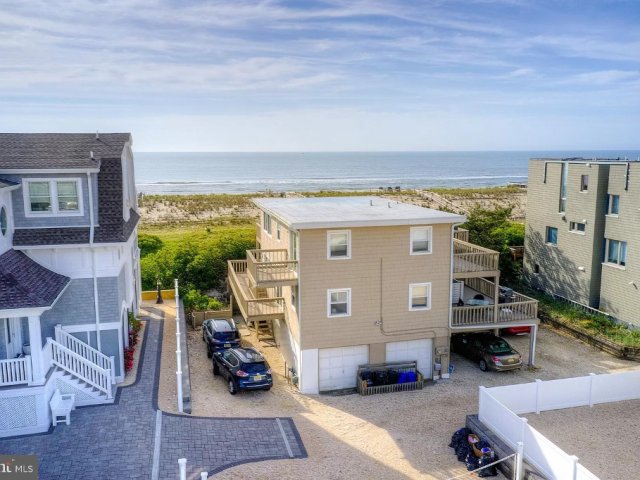 NEW LISTING CLASSIC 3 Bedroom OCEANFRONT RETREAT