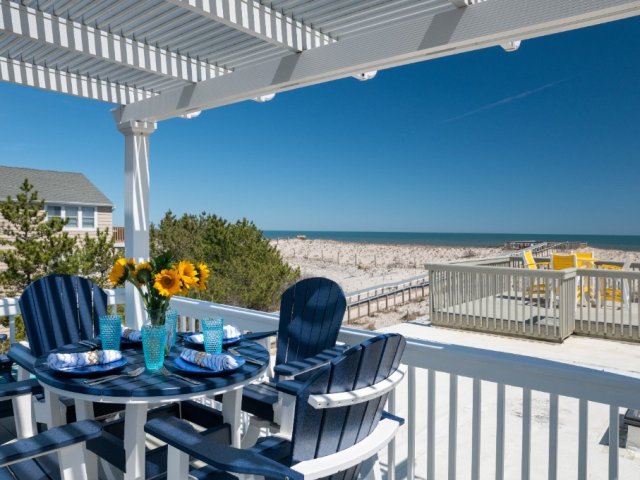 SEPT AVAILABLE! PET FRIENDLY *Oceanfront bldg* PERFECT FOR COUPLE