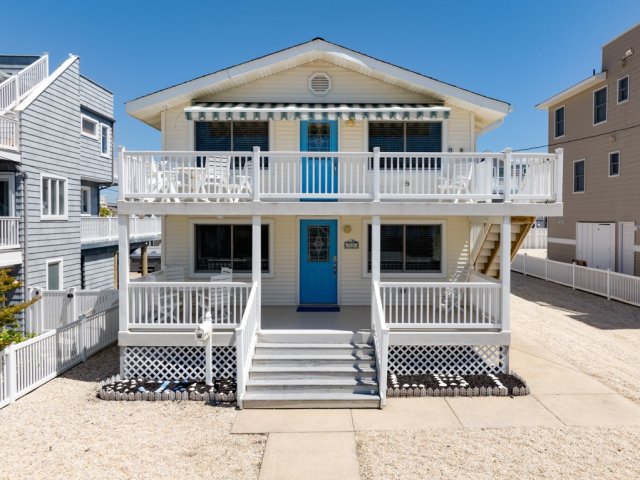 COMPLETELY RENOVATED UPPER UNIT BY THE BEACH-HUGE DRIVEWAY, GREAT STAY