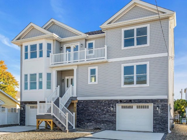 BHW New build waterfront with Pool!