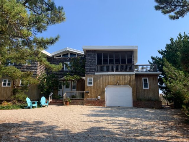 OCEANFRONT- Oceanview from both decks, LR, kitchen, DR, Master BR!