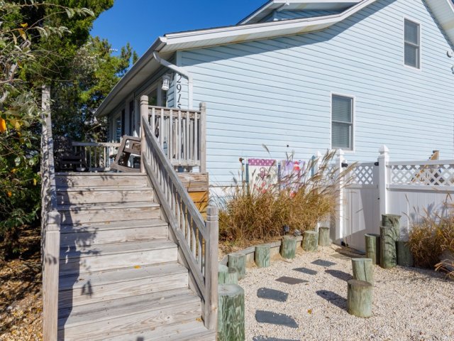 Surprisingly Spacious Beach Cottage Sleeps 10