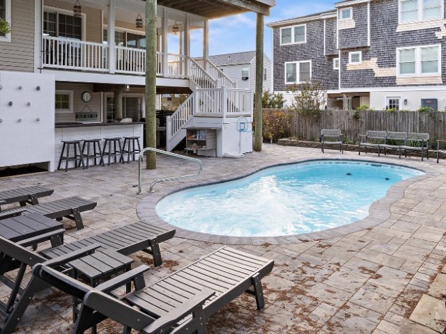 325 Iroquois - Pool - LEHYC