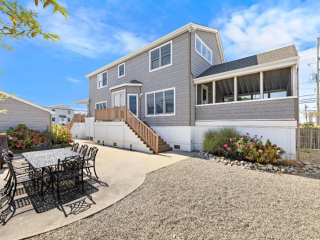 2 min walk to beach and spacious home!