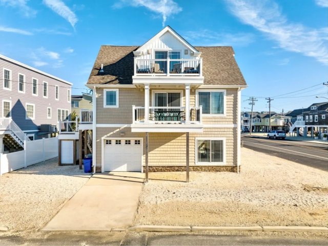 Immaculate 3 bed 2 bath Ship Bottom Residence close to bay and beach