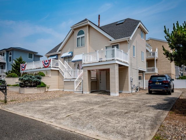 Bayblock 4 bedroom 3 bath home with bayviews!