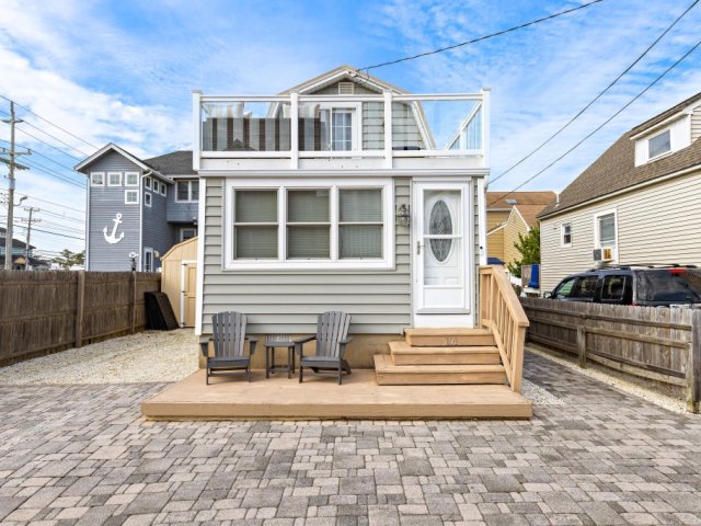 Cozy Ship Bottom Cottage w hot tub. Beach block. Now booking for 2026