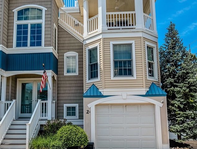 Oceanside House with New Private Pool! 5BR, Covered Deck & Rooftop