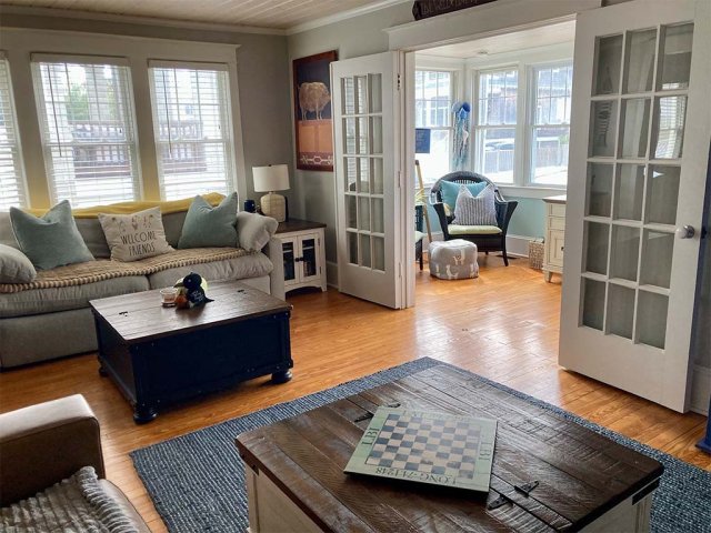 3BR1BA Victorian in Historic District Steps to the Beach (Lower Level)