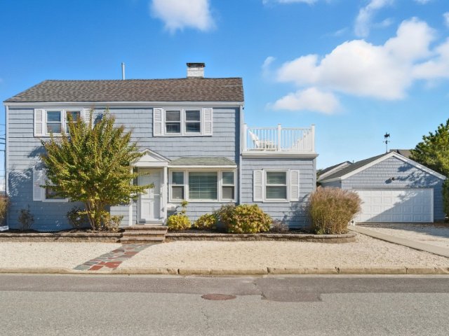 "Porch Time"~Oceanblock~5 Houses to Beach~4 Bedrooms+Den~Covered Porch