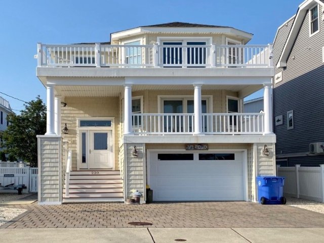 Immaculate Oceanside-Beach Haven - 4BR, 2.5 Baths, Sleeps 9, Walkable