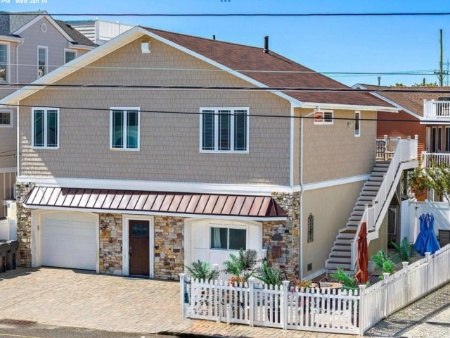 Center of Beach Haven - Park your Car and Walk to Everything!