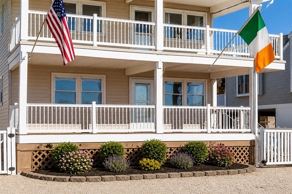 The Shamrock House. A newly decorated duplex. 6 bedrooms4 bathrooms