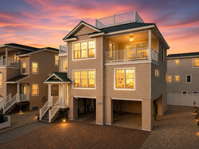 Rooftop Ocean Views | 4BR Reverse Living Home | 4 Houses to the Beach