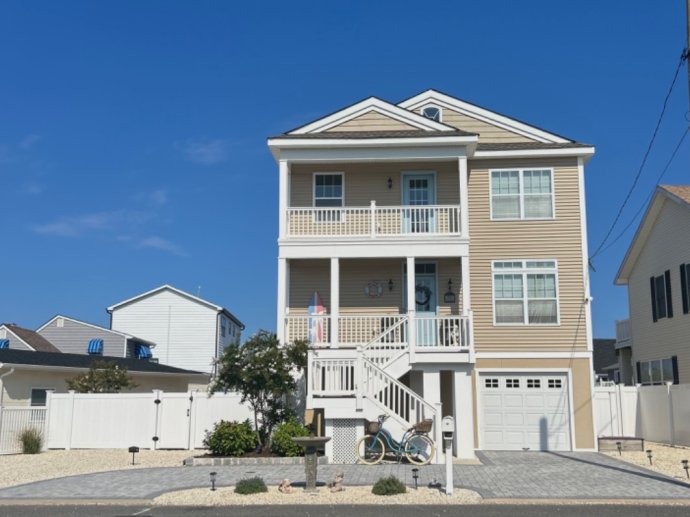 THE CHLOÉ beach haven west - Beautiful Water Views!